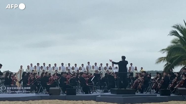 Cina, l'orchestra suona mentre il razzo 5B viene lanciato in orbita