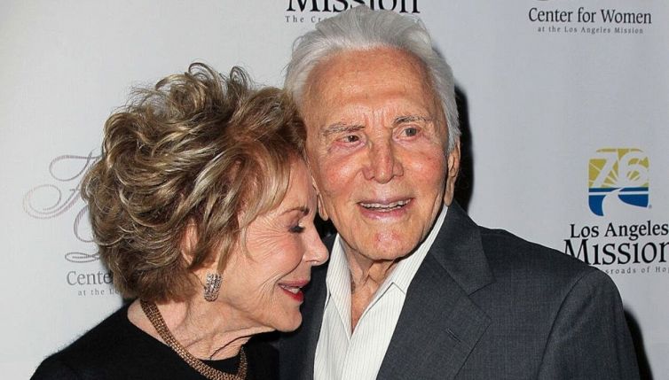 Addio a Anne Buydens: il grande amore di Kirk Douglas