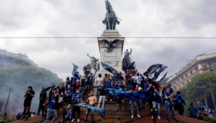 Scudetto Inter, Javier Zanetti salta in Duomo con i tifosi