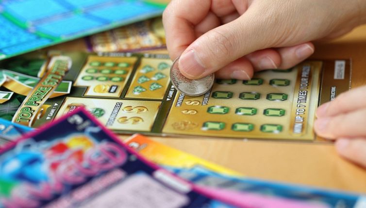 Ha due Gratta e Vinci milionari, ma glieli sequestrano: cosa è successo