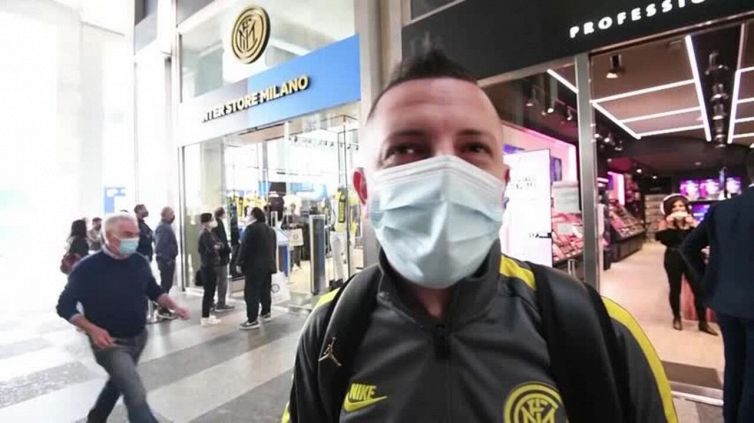 Scudetto Inter, tifosi in coda allo store di Milano per le magliette celebrative