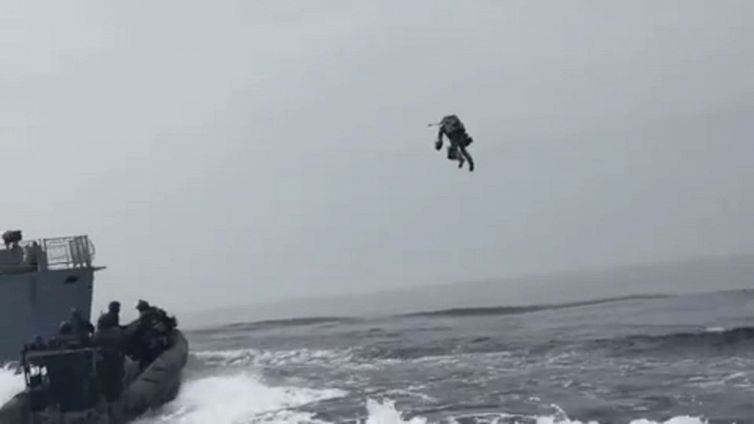 I soldati-jet all'assalto della nave