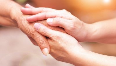 Ruba le offerte in chiesa, ma il parroco decide di fargli un regalo