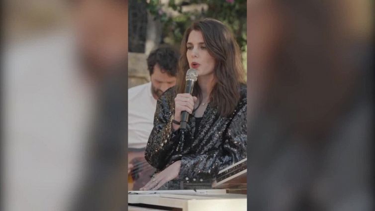 Charlotte Casiraghi canta per Chanel