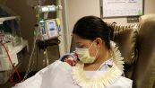 Non sapeva di essere incinta e partorisce su un volo per le Hawaii
