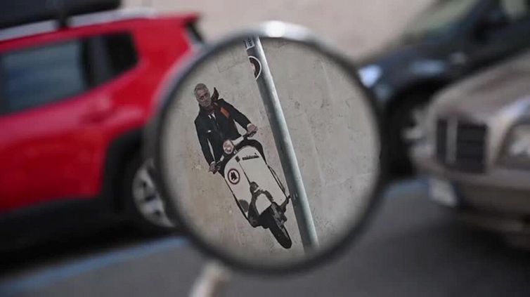 Mourinho, lo Special One in vespa in un murale a Roma
