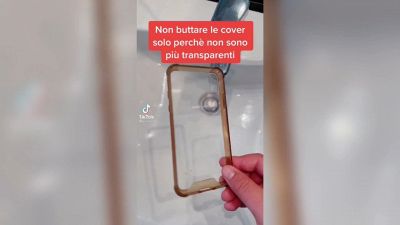 Come recuperare le cover sporche del cellulare: il video tutorial diventato virale