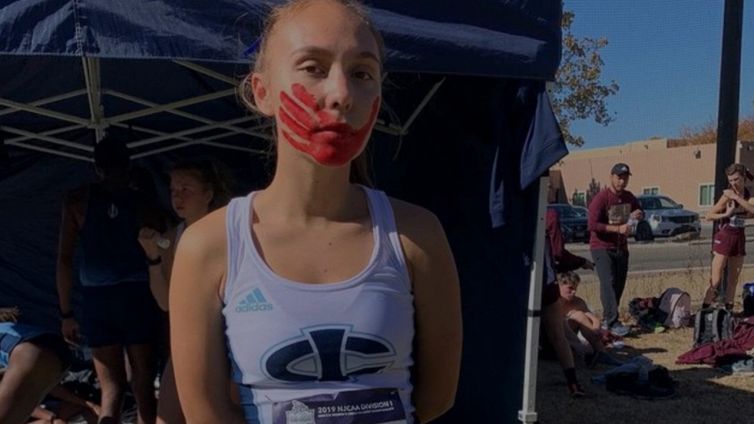 Chi è Rosalie Fish l'atleta con l'impronta di una mano disegnata sul volto