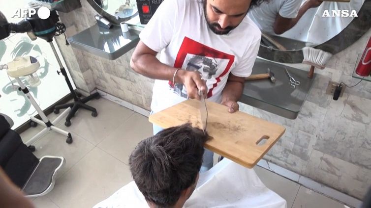 Fiamma ossidrica e mannaia: i metodi alternativi del parrucchiere pakistano