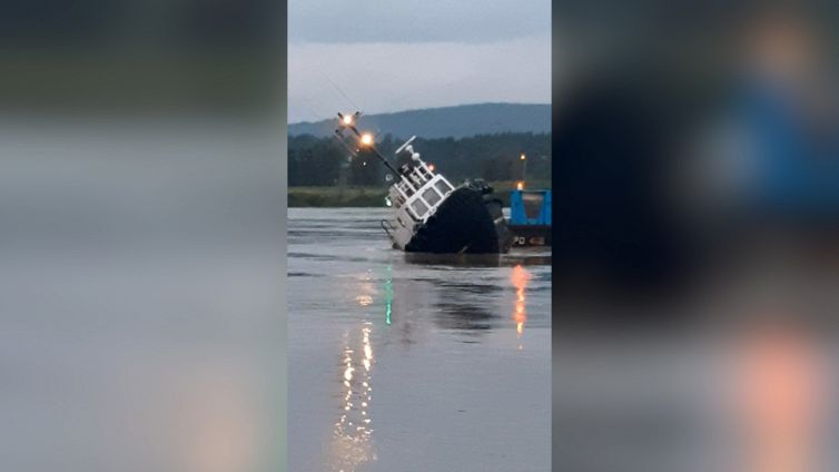 La manovra è da brividi: la nave si capovolge?