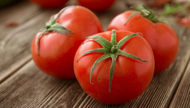 Il trucco per pelare i pomodori (e non solo)