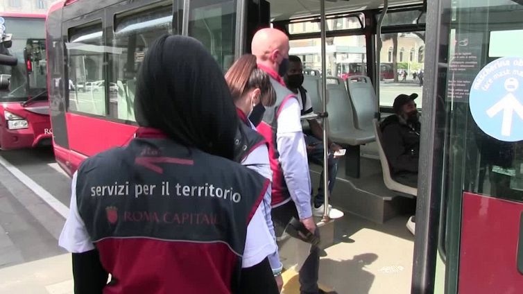Roma, sui bus tornano i controllori: stop ai furbetti