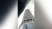 Il grattacielo vacilla diffondendo il panico nel centro città
