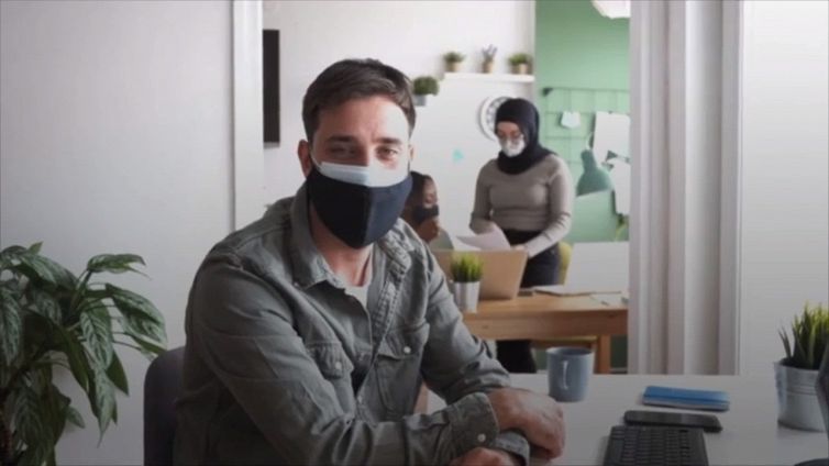 La doppia mascherina contro il Covid serve davvero? Ecco la scoperta