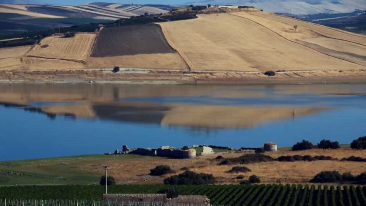 Mazzallakkar: la fortezza che riemerge da un lago siciliano