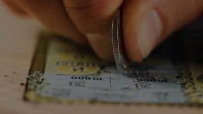 Getta biglietto della lotteria, ma vince 1 milione. La storia a lieto fine