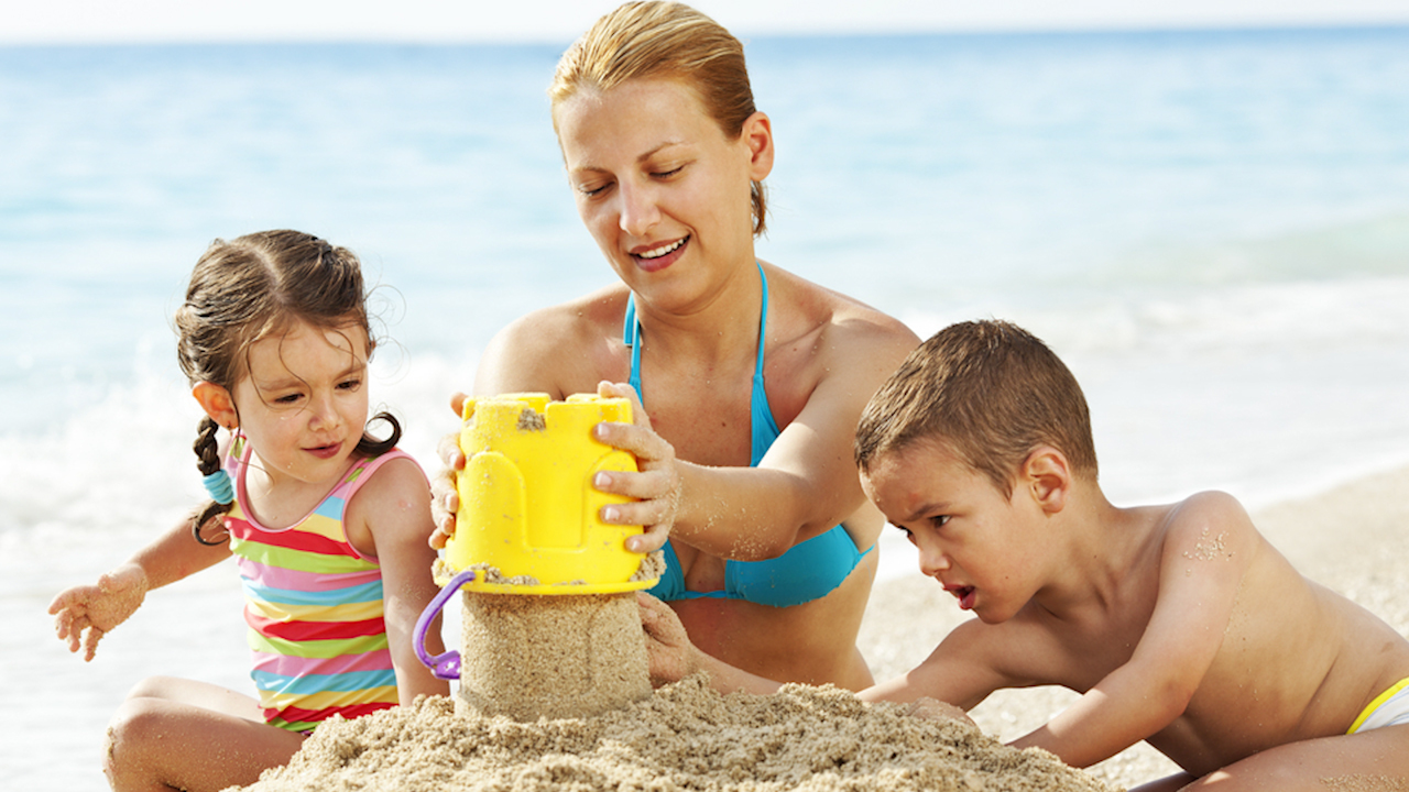 Giocare con le cannucce: un gioco per bambini da fare in spiaggia