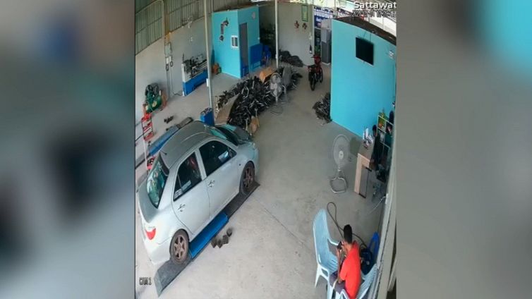 E' in officina quando accade l'incredibile