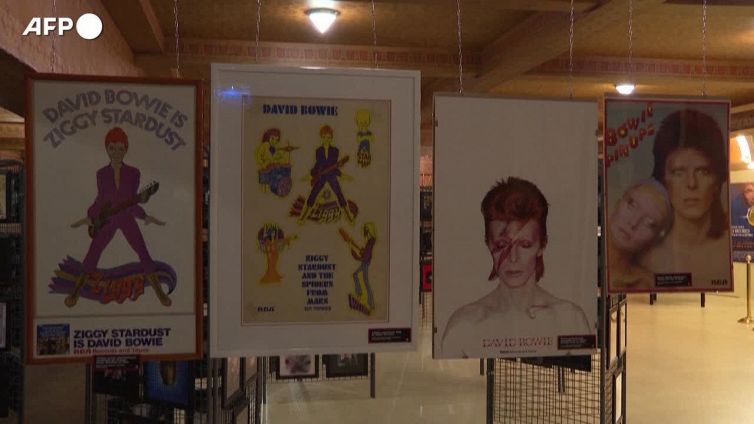 Parigi, cimeli di David Bowie in mostra al Palace