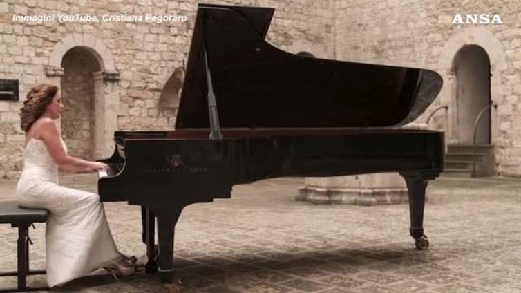 2 Giugno, la pianista Cristiana Pegoraro interpreta l'inno di Mameli