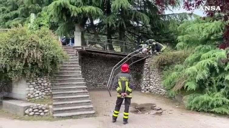 Paderno Dugnano, auto finisce nel Parco Lago Nord e investe un bambino