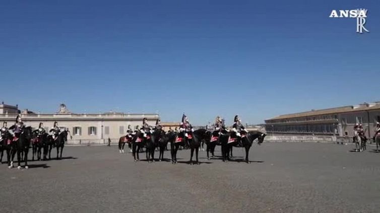 2 Giugno, Mattarella assiste al cambio della Guardia al Quirinale