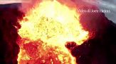 Un drone si schianta in un vulcano attivo: il video è uno spettacolo di luci