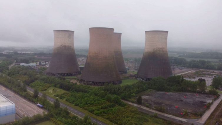 La demolizione della centrale è spettacolare