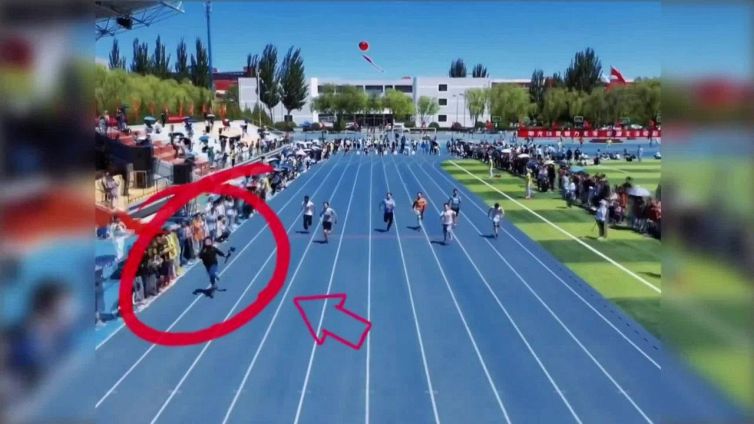 Cameramen più veloce degli atleti e “vince” la gara del 100 metri
