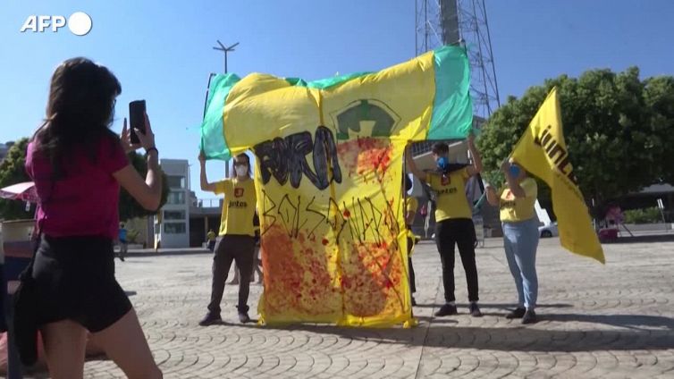 Copa America, in Brasile protesta con una maglia verdeoro insanguinata