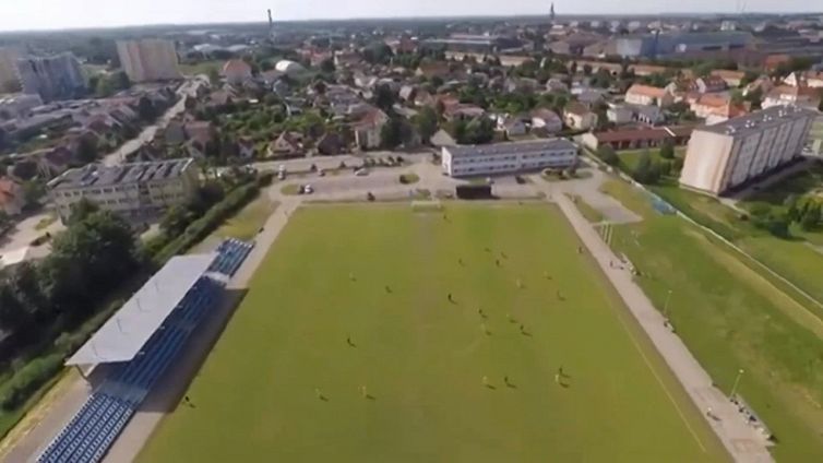 Paracadutista atterra su campo da calcio: quello che accade dopo è tutto da ridere