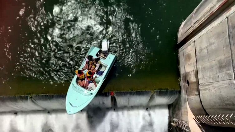 Paura in acqua: la barca resta in bilico sulla diga