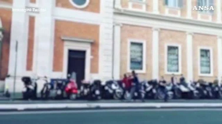 Roma, armato di coltello in stazione Termini, la polizia spara per fermarlo