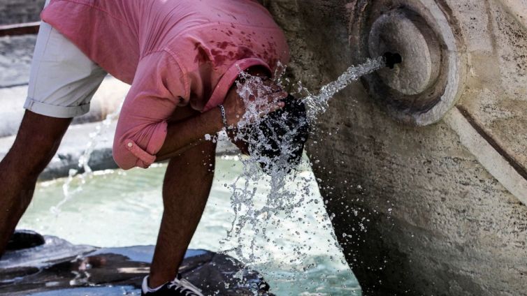 Si tuffa nuda in una fontana di Roma: ecco cosa rischia