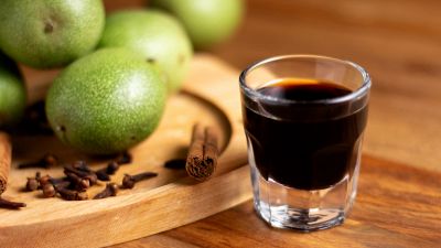 Nocino, come preparare il liquore della notte di San Giovanni