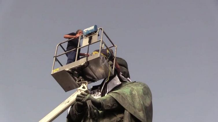 Napoli, statua Garibaldi vestita da "Juventino"