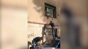 Roma, bimba rischia di cadere dalla finestra: salvata dalla polizia