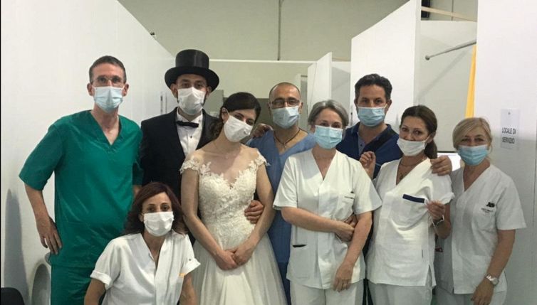 Si sposano, ma non sono vaccinati: lo strano regalo di nozze