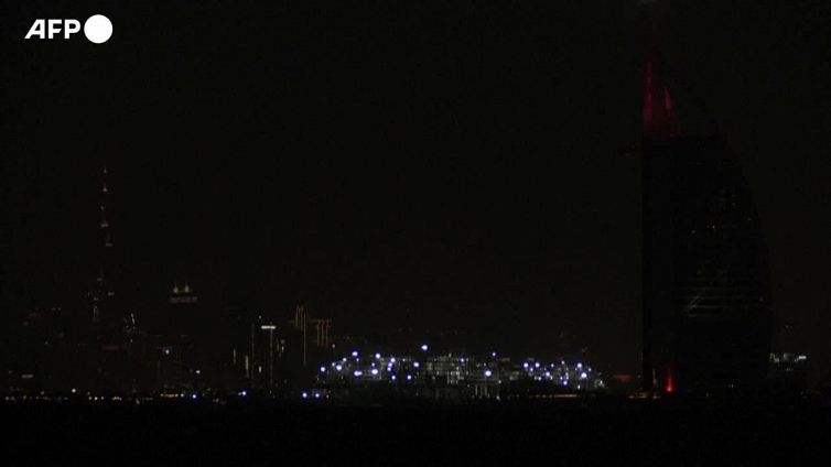 Dubai, la superluna di fragola splende sopra i grattacieli