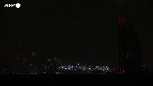 Dubai, la superluna di fragola splende sopra i grattacieli