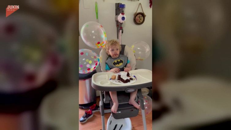 Il festeggiato fatica a stare sveglio e rischia di crollare sulla torta