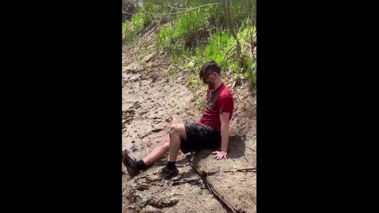 Il salto del fosso fallisce e si pianta con la faccia