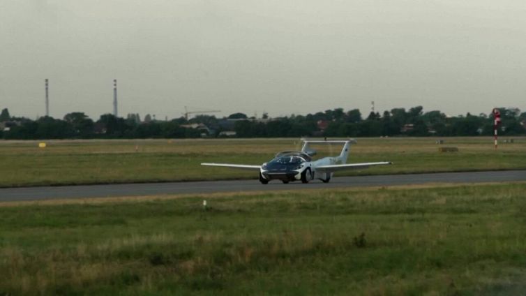 Primo volo interurbano per AirCar, la futuristica auto volante