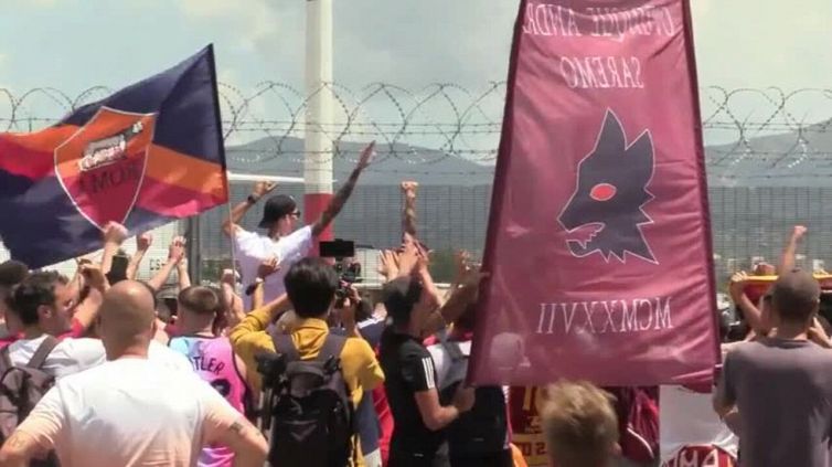 Mourinho atterra a Ciampino: folla in delirio per lo Special One