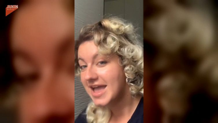 Su TikTok prova un trucchetto per i capelli, ma l'acconciatura è un disastro