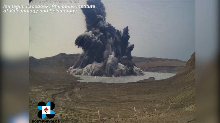 La spettacolare eruzione del vulcano Taal