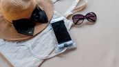 Cellulare in spiaggia, 7 consigli per non rovinarlo