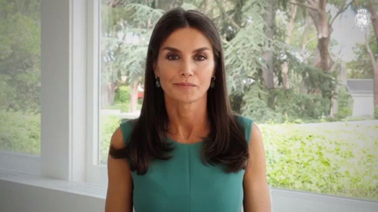 Letizia di Spagna in video con il tubino verde