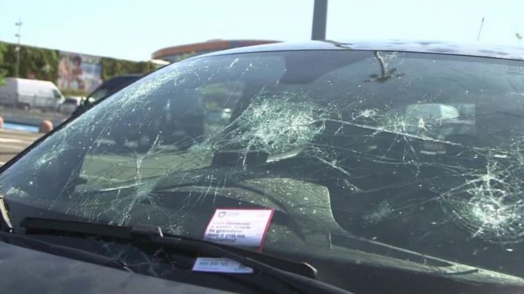 Grandinata a Rozzano, le immagini delle auto distrutte al Centro Commerciale Fiordaliso