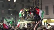 Europei, tifosi in festa salgono sul tetto del tram a ballare a Milano